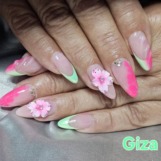 Rózsaszín-zöld francia köröm 3D virágdíszítéssel – Nelli Nails, Hidas