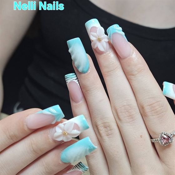 Türkiz-fehér hosszú műköröm 3D virágdísszel – Nelli Nails, Hidas