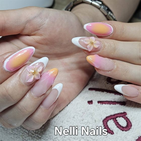 Fehér-narancs köröm 3D virágdíszítéssel – Nelli Nails, Hidas