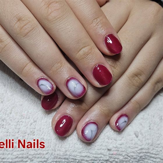 Bordó köröm fehér kézzel festett mintával – Nelli Nails, Hidas