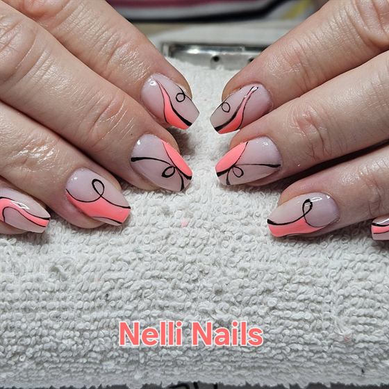 Natúr köröm finom vonalas díszítéssel – Nelli Nails, Hidas