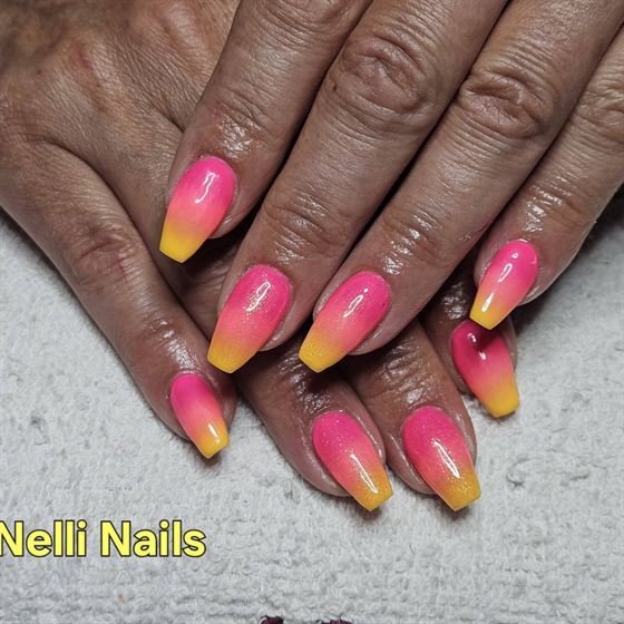 Sárga-narancs-pink ombre műköröm – Nelli Nails, Hidas