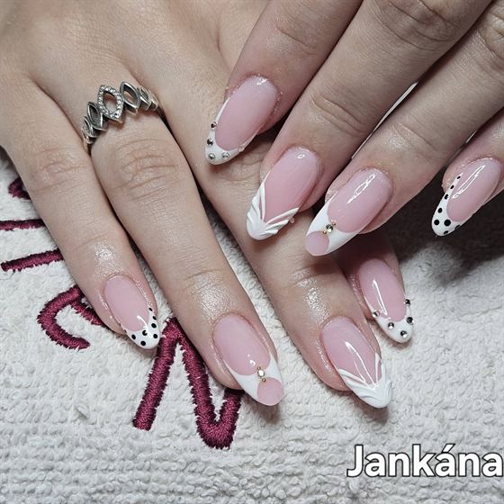 Rózsaszín-fehér francia köröm pöttyös díszítéssel – Nelli Nails, Hidas