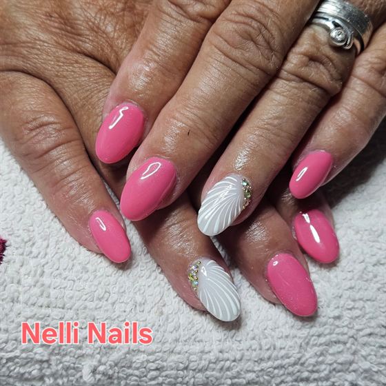 Élénk pink köröm fehér domború díszítéssel – Nelli Nails, Hidas