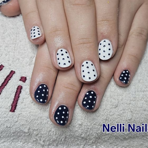 Sötétkék-fehér pöttyös műköröm – Nelli Nails, Hidas