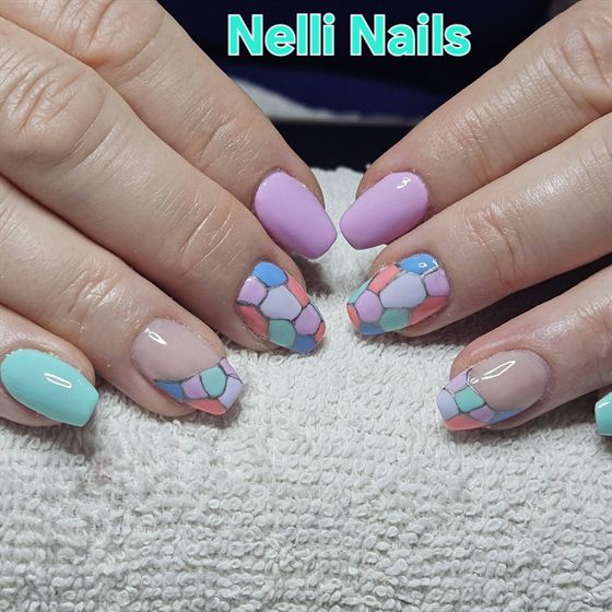 Pasztell lila-menta köröm virágmintával – Nelli Nails, Hidas