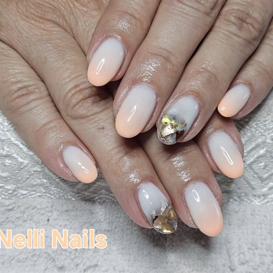 Natúr köröm arany díszkövekkel – Nelli Nails, Hidas