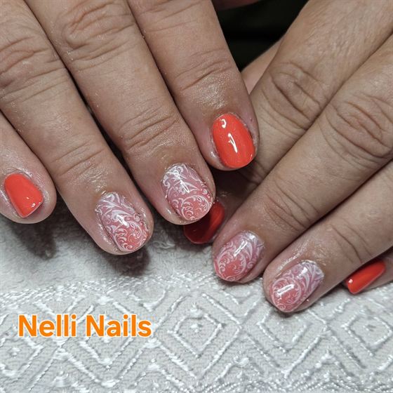 Narancspiros-fehér díszített köröm – Nelli Nails, Hidas