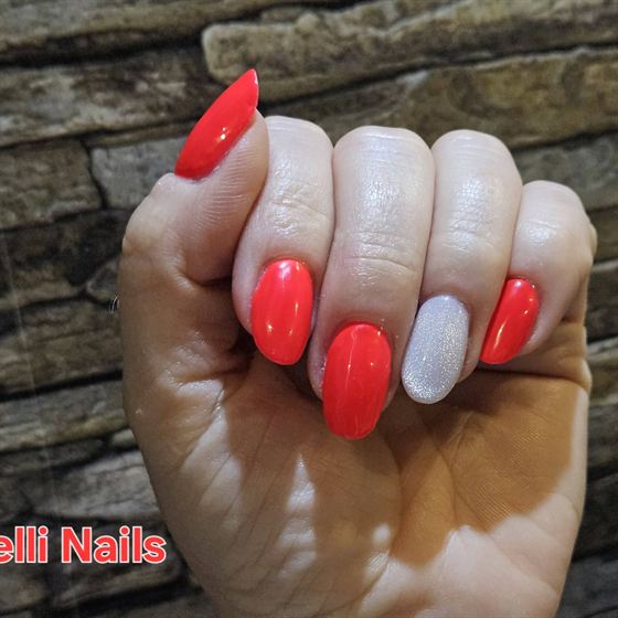 Élénk piros hosszú mandula köröm – Nelli Nails, Hidas