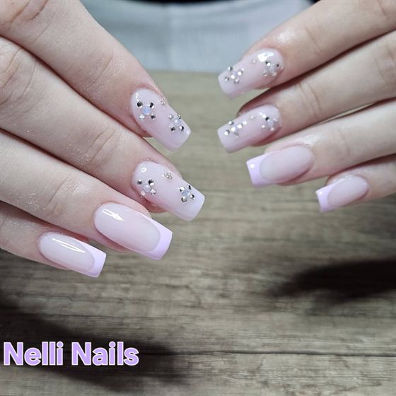 Halvány rózsaszín köröm pöttyös díszítéssel – Nelli Nails, Hidas