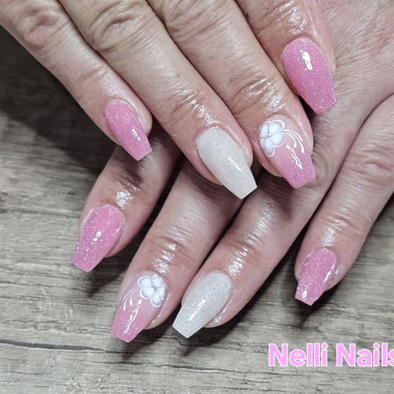 Rózsaszín csillámos köröm fehér virággal – Nelli Nails, Hidas