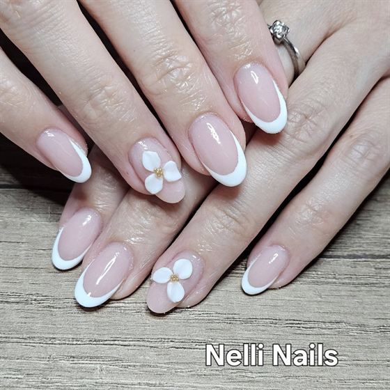Natúr köröm fehér 3D virágdísszel – Nelli Nails, Hidas