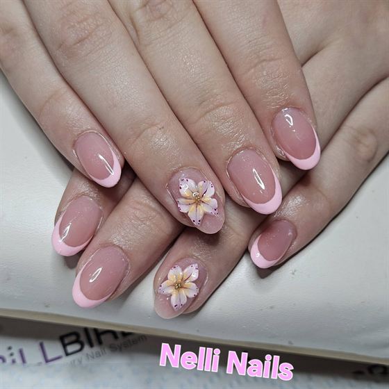 Natúr köröm 3D virágdísszel – Nelli Nails, Hidas