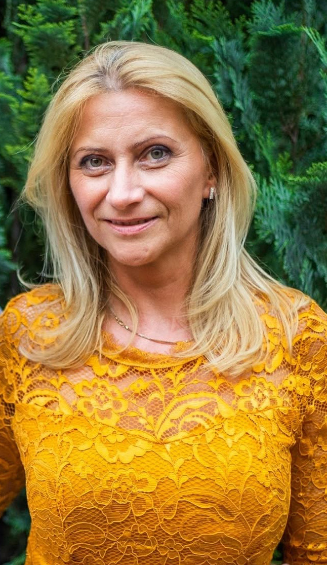 A Nelli Nails műkörmöse a hidasi szalonban